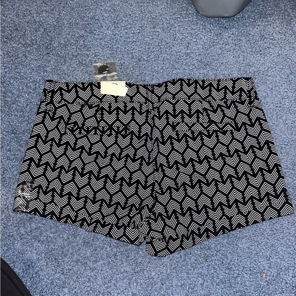 Women’s SO Black and White Arrow Shorts - size 7- **NEVER WORN** - Picture 2 of 3